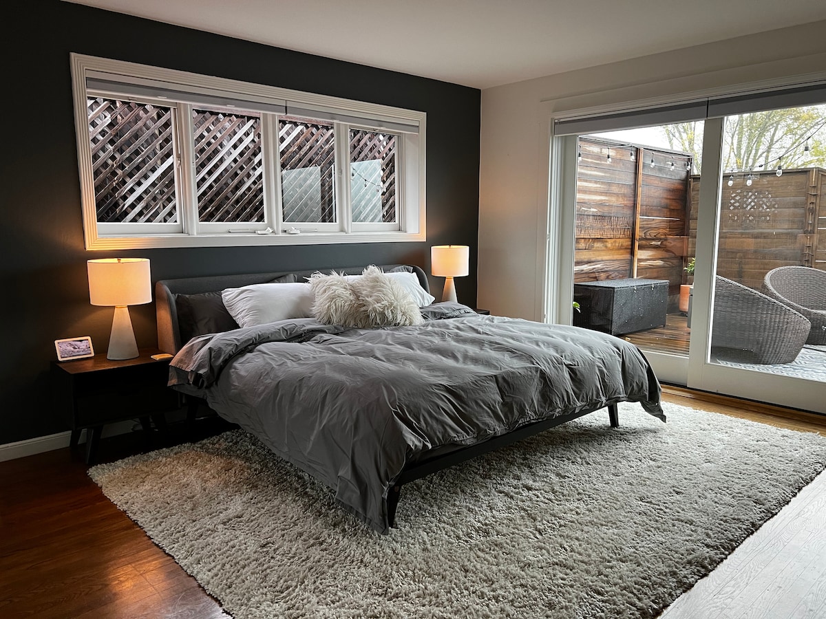 主卧室配有一张加大双人床，可通往甲板。如果您不想使用遮光百叶窗，您可以躺在床上看星星！