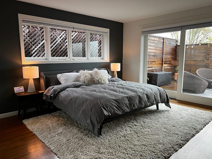 חדר שינה ראשי עם מיטת קינג סייז וגישה לסיפון. אם אתם לא רוצים להשתמש בתריסים השחורים, אתם יכולים לשכב במיטה ולהסתכל על הכוכבים!