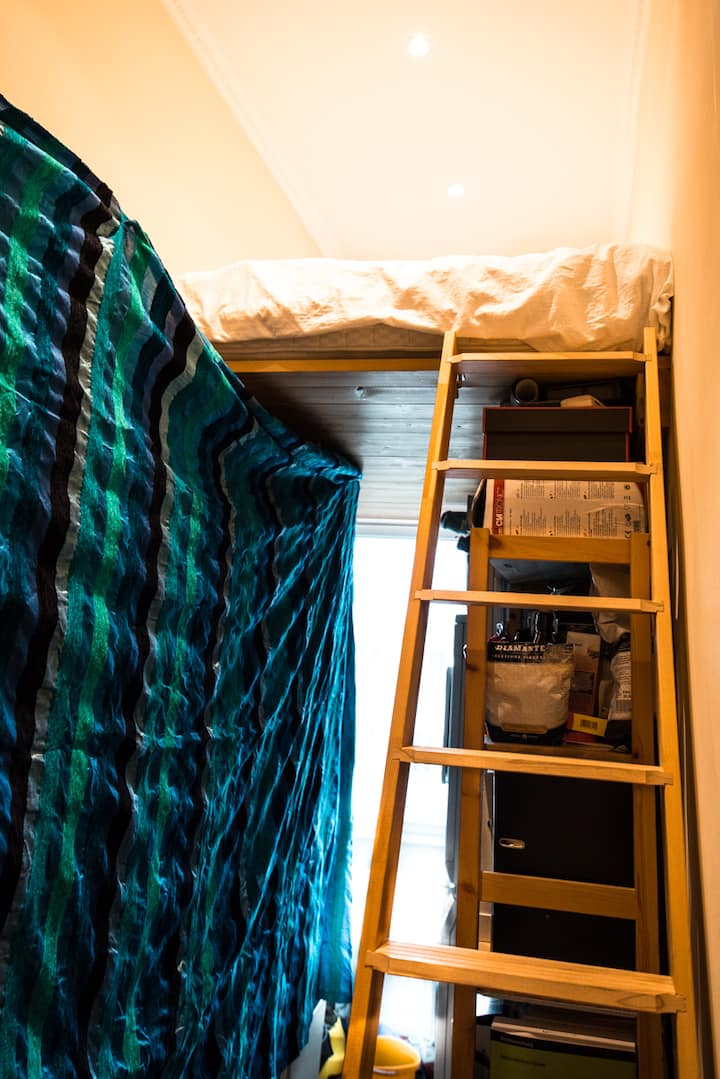 El Petit Chambre, con una cama loft francesa de 130x200, ¡el tamaño adecuado para los verdaderos amantes!