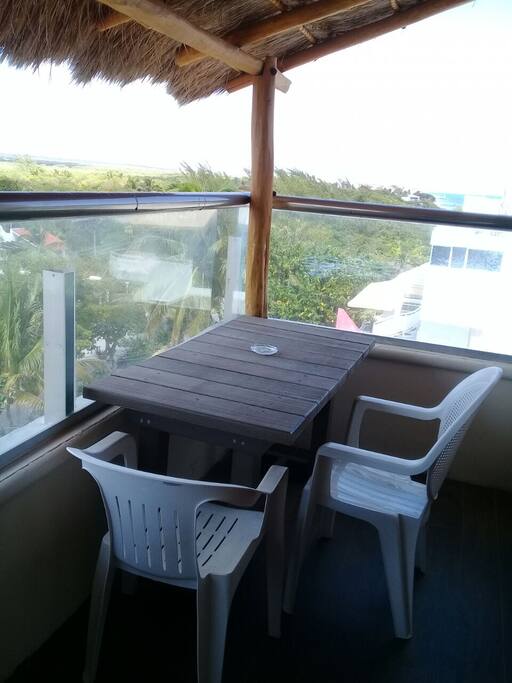 Balcón con mesa y sillas con vista al manglar