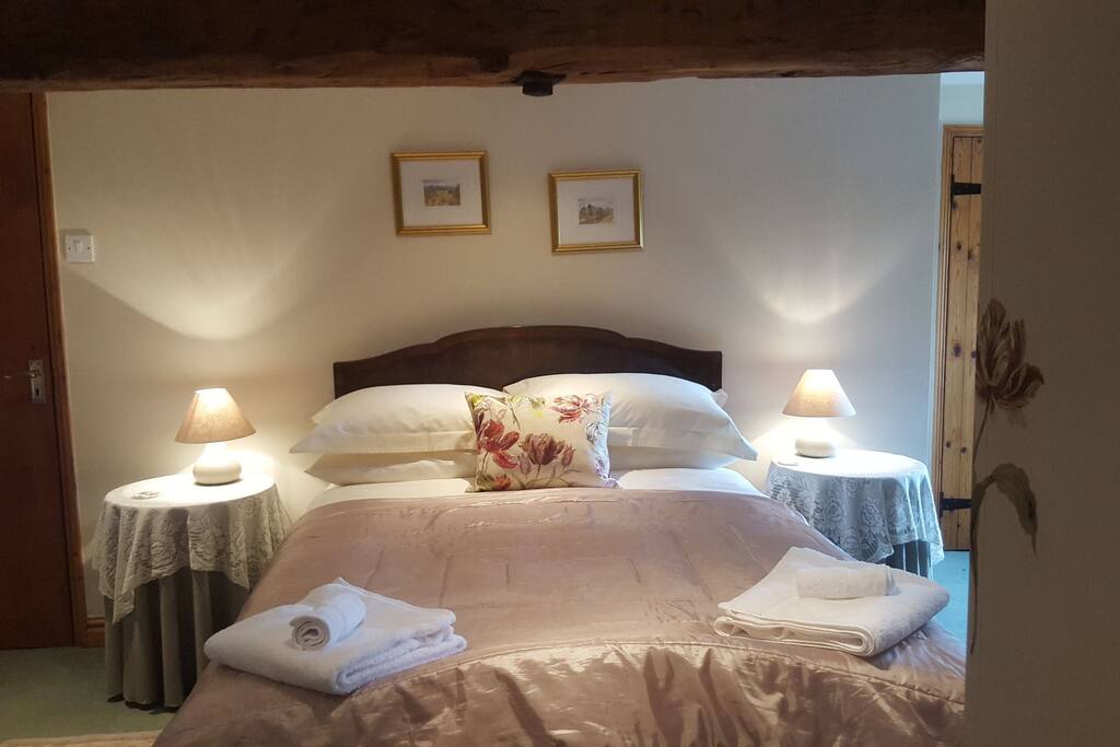 Bedroom: Shutlingsloe Room