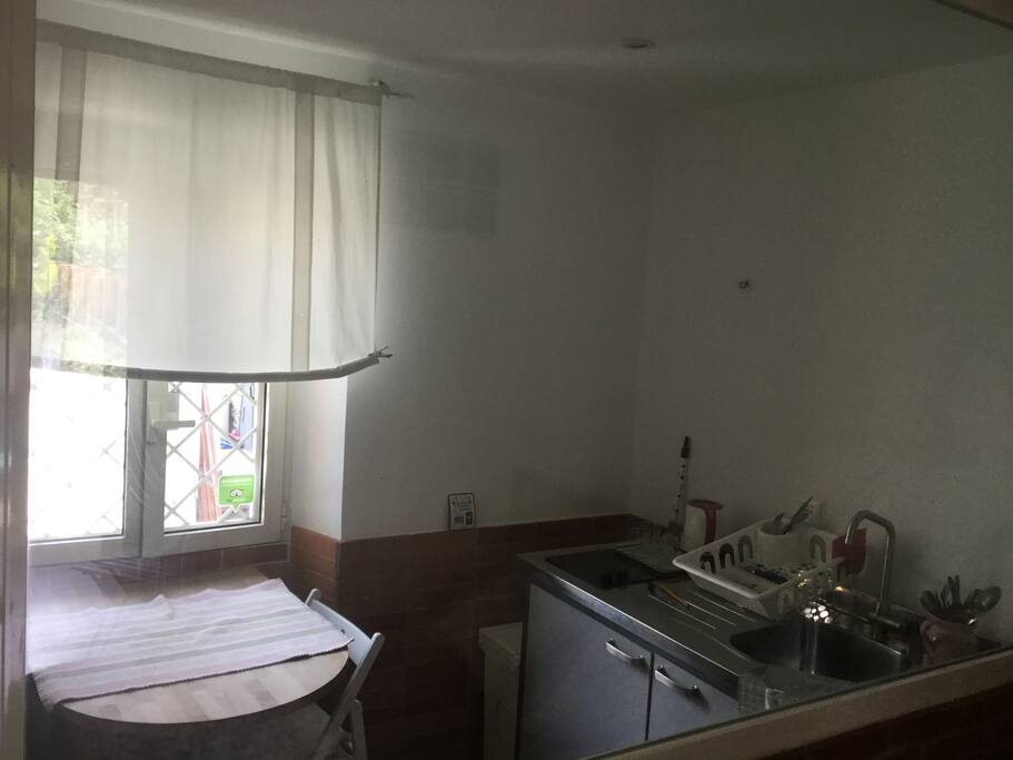 Angolo cottura minimal con tavolino per colazione pranzo cena ( dotato di cucina e frigo )