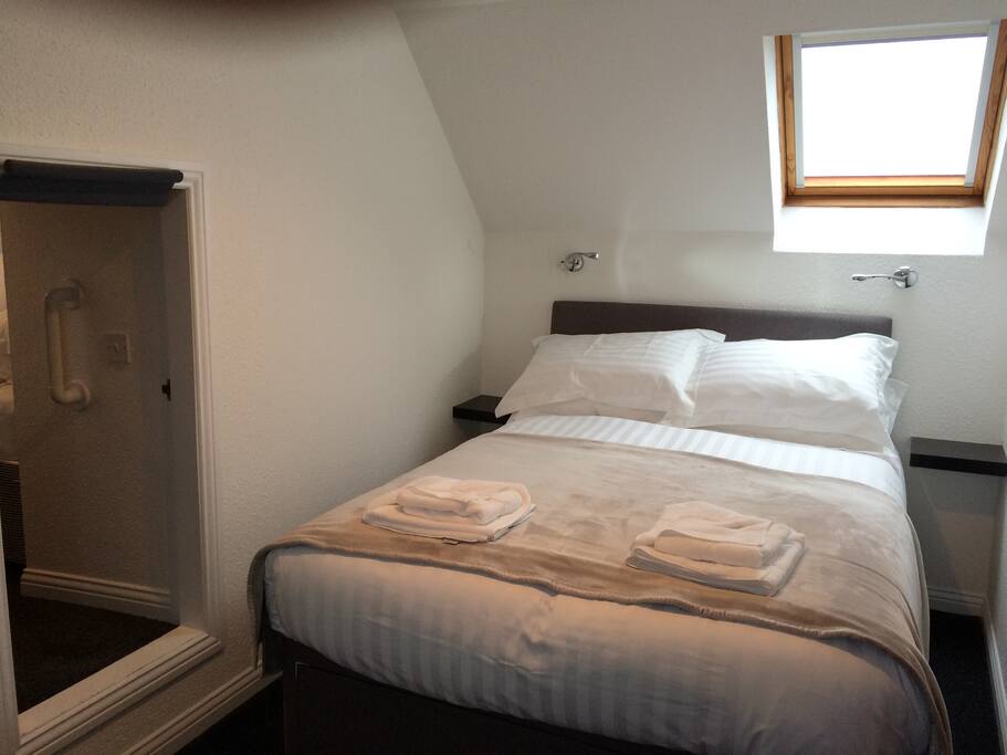 Standard 4'6" Double bed. En-suite toilet and washbasin