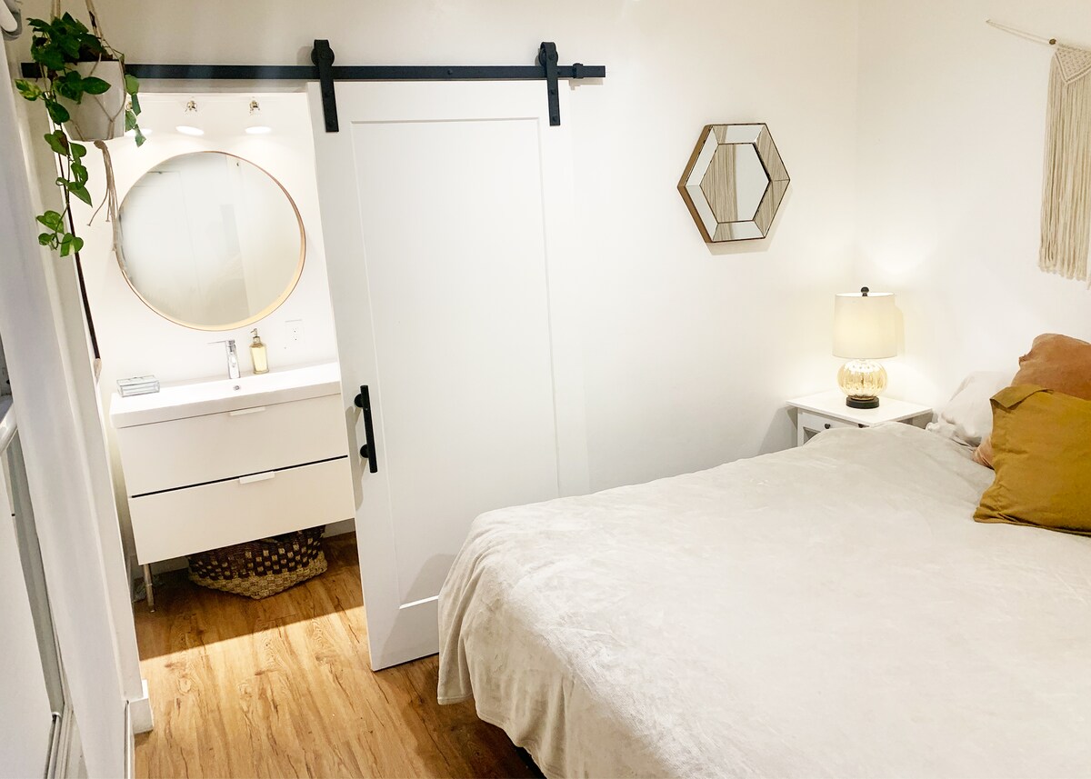 Прекрасни врати од штала во двете спални соби.