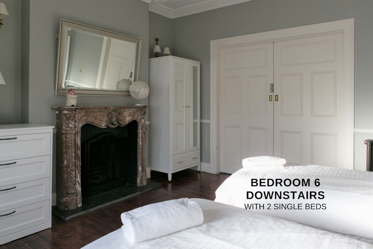 غرفة نوم 6 في الطابق السفلي مع 3 أسرّة مفردة
(تم تحديث الصورة للمتابعة)