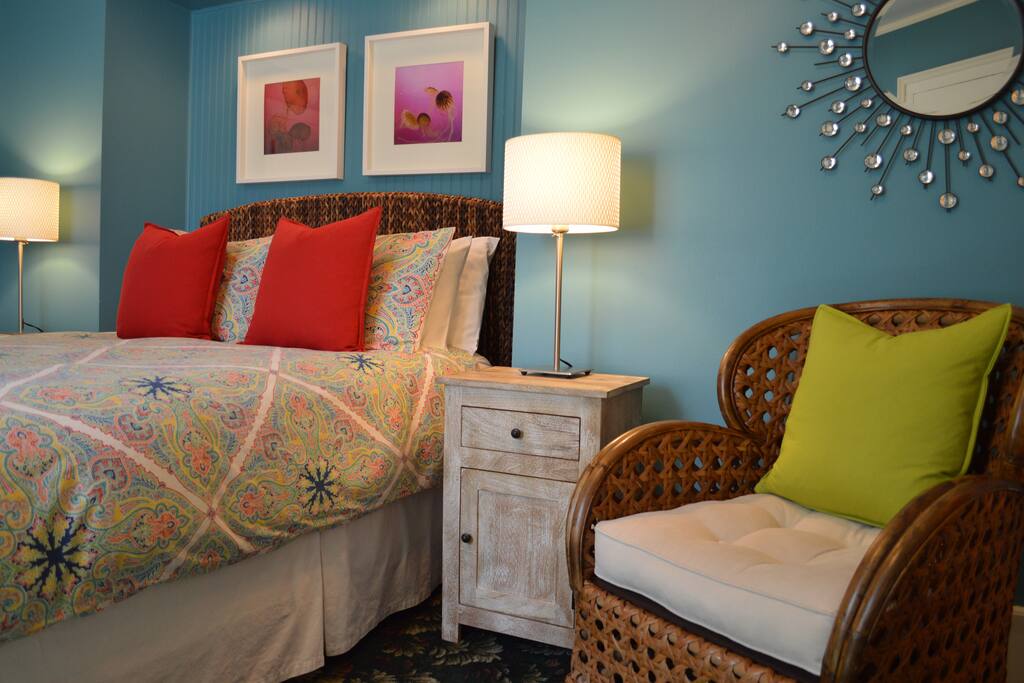 Room with queen bed
