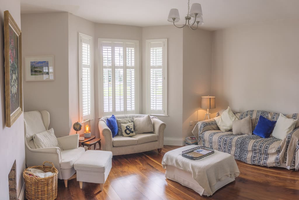 Cosy living room, lots of space, warm materials, perfect for a tea after a long day out...