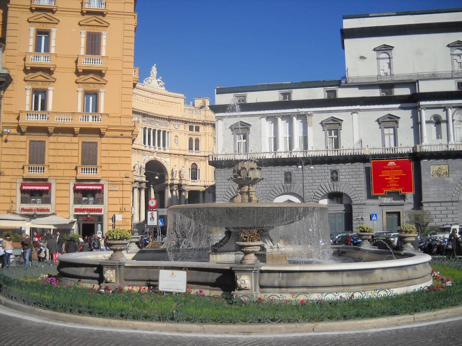 Fontana nella piazza dove si trova il palazzo