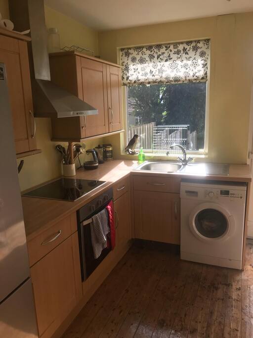 Light, airy kitchen with lots of room to prepare and cook food. Enjoy on the breakfast bar, on the dinner table in the living room or on the picnic table in the garden
