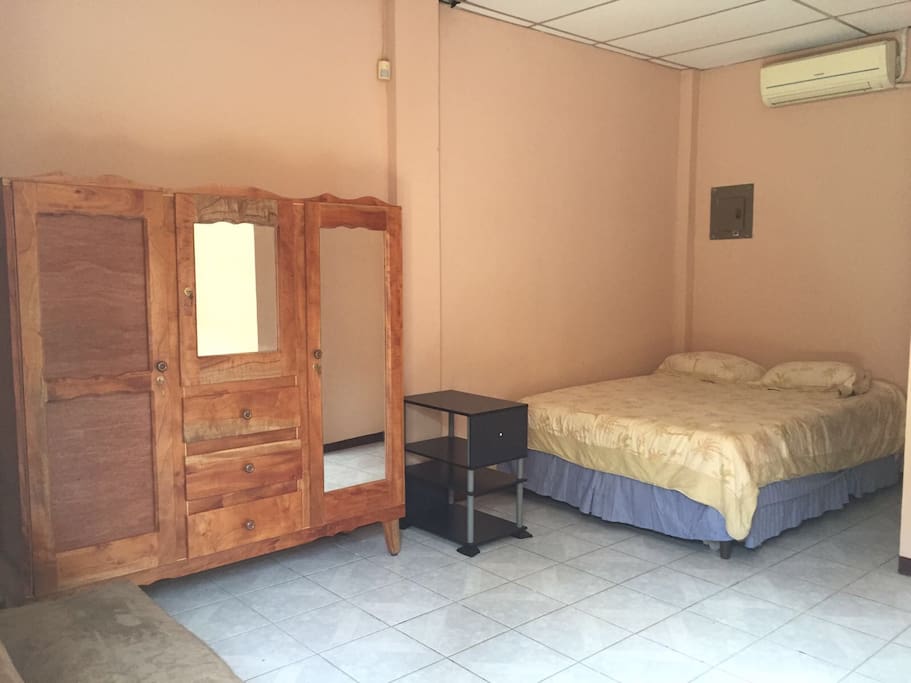 Studio w/ queen bed & Armoire