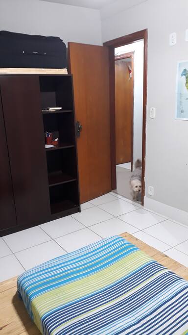 Armário e porta do quarto