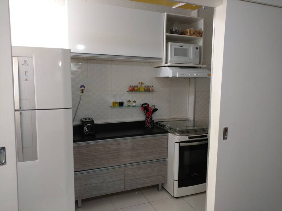Cozinha equipada com microondas, mixer, liquidificador e demais utensílios.