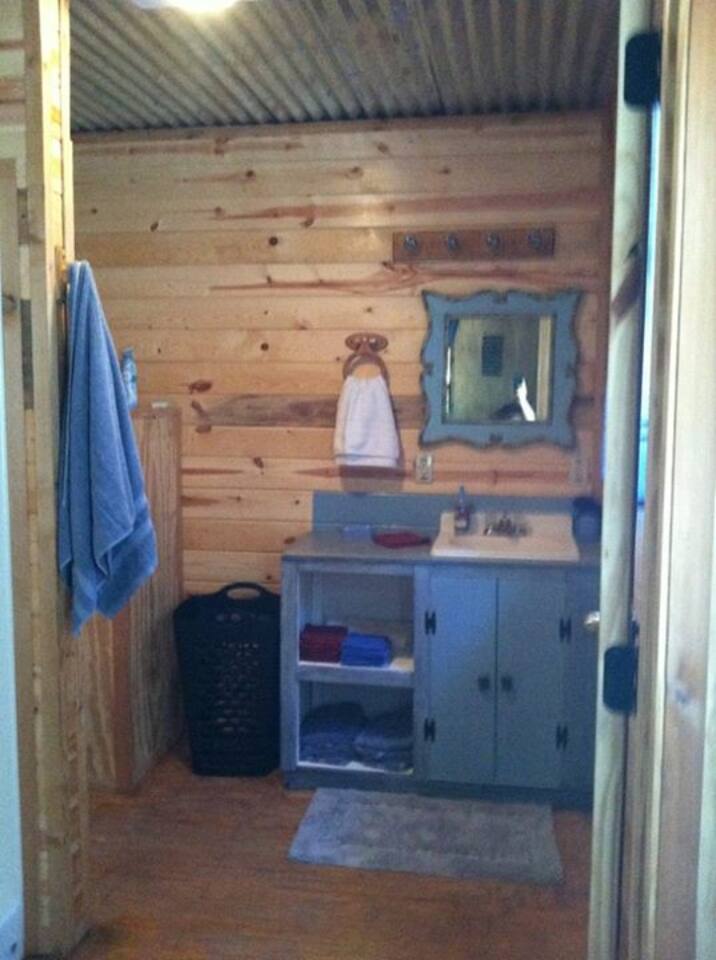 Les Farms Getaway Patriot Cabin Cabins For Rent In Gillham