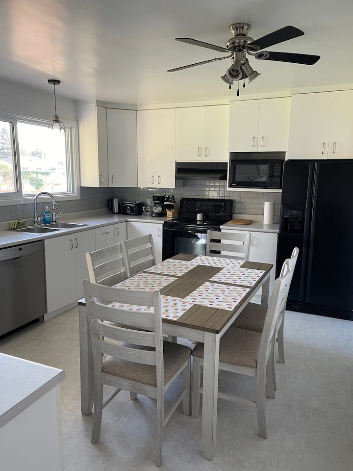 Spacious and comfy 4 Bedroom Home! Houses for Rent in Thunder Bay, Ontario, Canada Airbnb