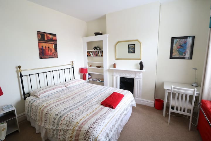 Spacious bedroom, ideal Farnborough location.