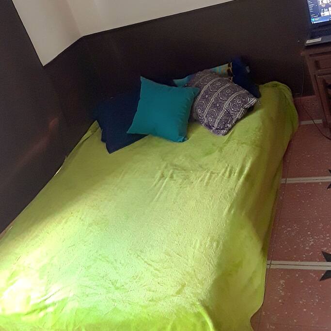 Cama matrimonial, tmb cuento con un colchón individual (o algo así)