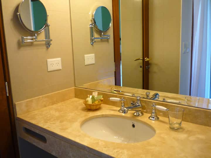 卧室正面可欣赏河景。