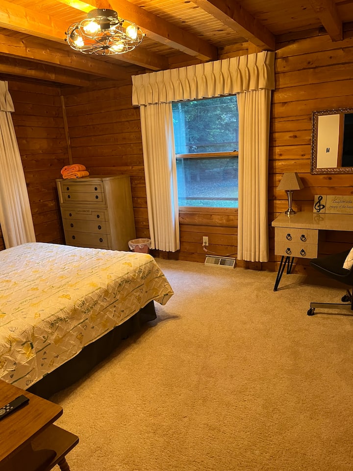 Chumba cha pili, Queen