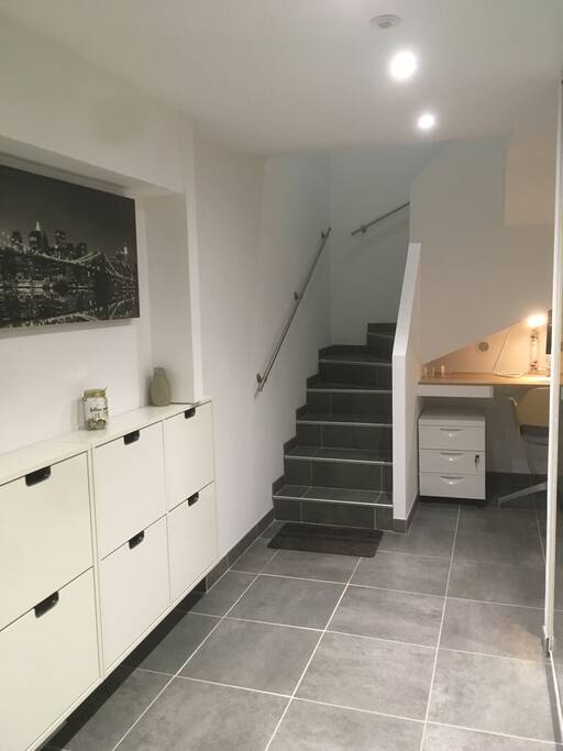 Entrée , avec coin laverie et bureau