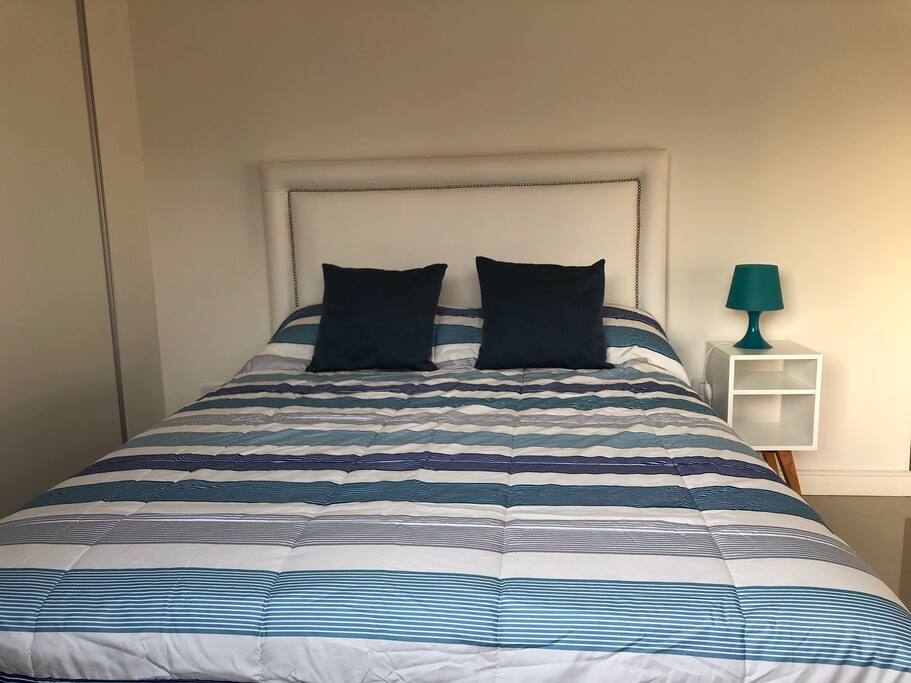 Cama de dos plazas con moderno diseño
