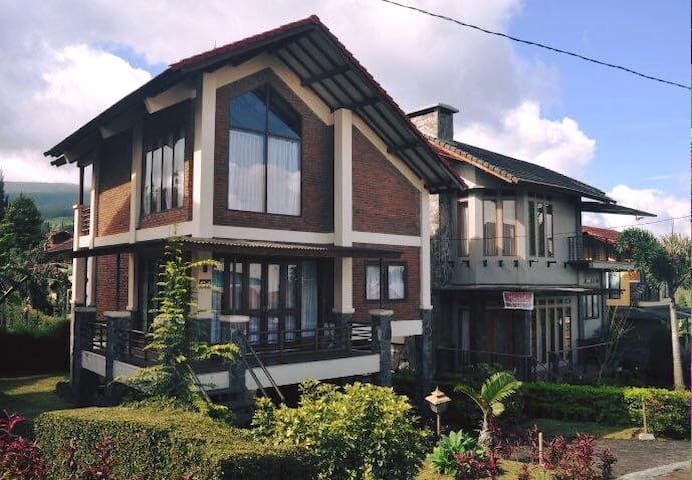 Villa Istana Bunga Blok G4  Villas for Rent in Parompong, Jawa Barat, Indonesia