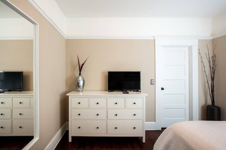 ห้องนอน #2 พร้อมห้องน้ำในตัวส่วนตัวมีที่นอนซิมมอนส์ขนาดควีนไซส์และหมอนห่อหุ้มด้วยสิ่งกีดขวางที่ก่อให้เกิดอาการแพ้ มีม่านบังแสงสมาร์ททีวีขนาดใหญ่แถบชาร์จไฟหัวเตียงกระจกบานใหญ่และตู้ลิ้นชักขนาดใหญ่