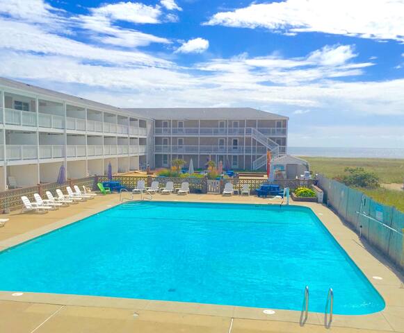 Poolside studio by the beach, two pools & hot tub