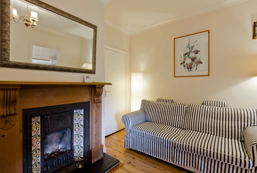 Living room seating 7: a cozy place to relax and socialize.
