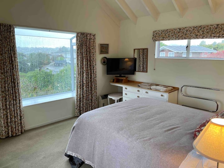 Dhomë gjumi "Queen" në katin e sipërm me pamje nga mali Tahara 