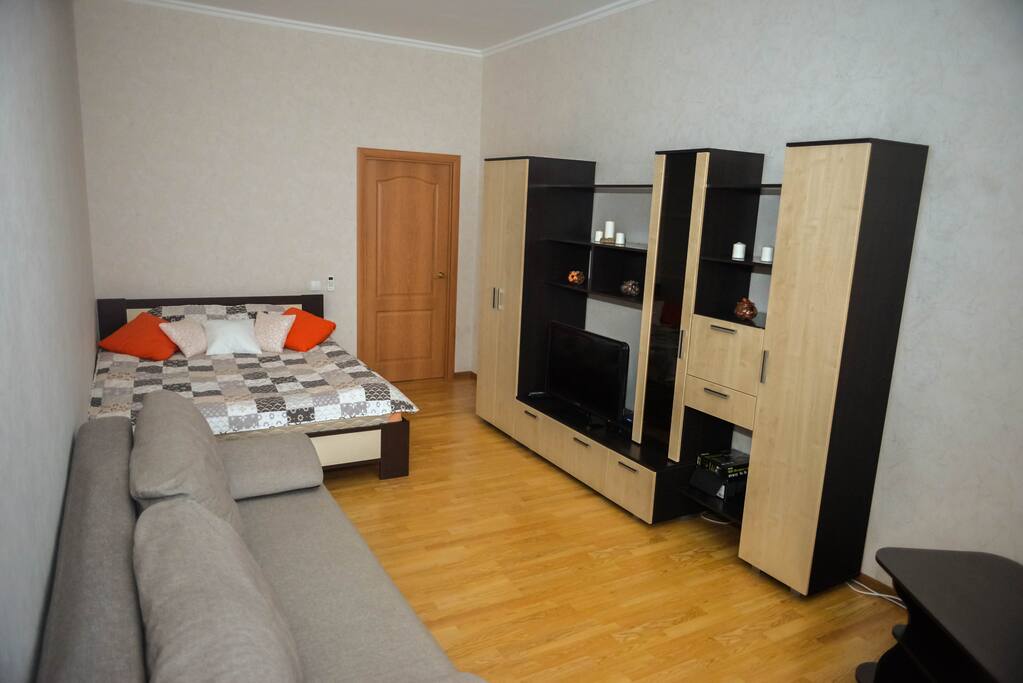 Комната (диван, кровать, стенка, телевизор)
