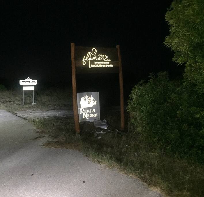 -LETRERO DE LA ENTRADA EN EL KM 24.5 , A LA VILLA CANTO FLAMENCO BEACH HOUSE.
-SIGN OF THE ENTRANCE IN THE KM 24.5, TO THE VILLA CANTO FLAMENCO BEACH HOUSE.