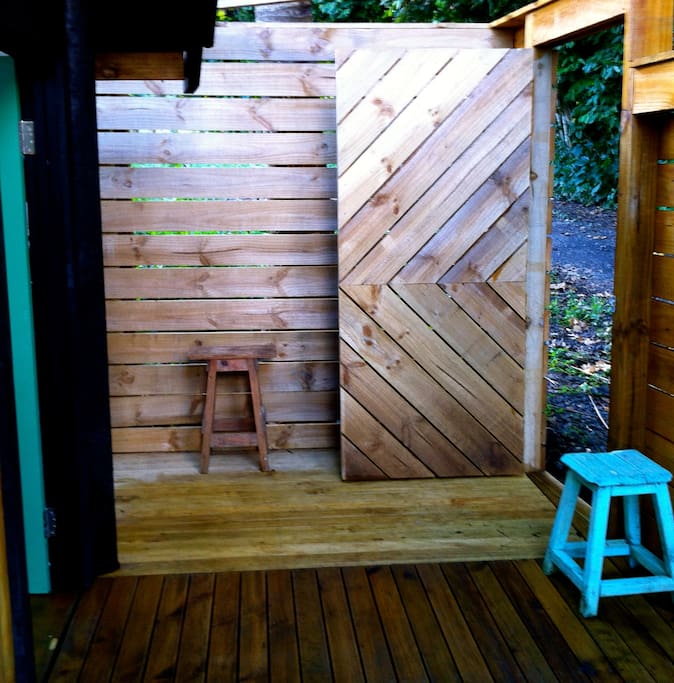 ..or theres an easier entrance to the top landing from the public driveway, through the lockable gate.