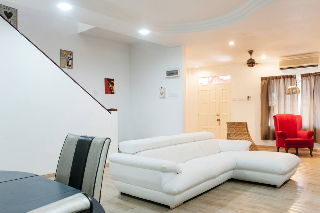 Spacious living room with 2 comfortable couch for guest