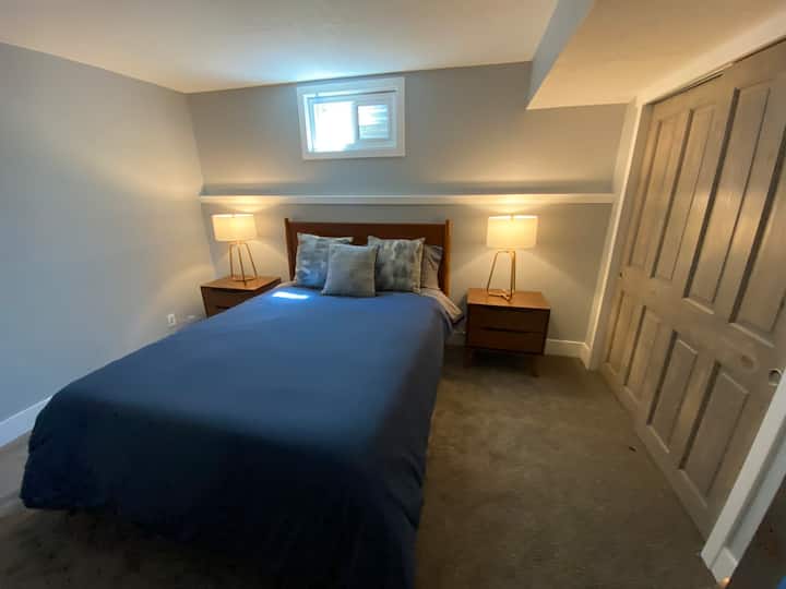 Kitanda cha malkia katika chumba cha kulala cha ghorofani 