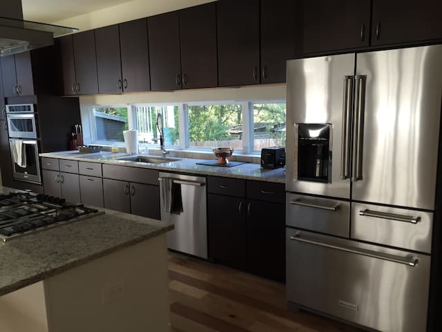 Modern 3 Bdrm Condo off S 1st gallery image 4