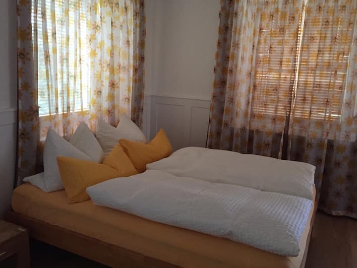 Schlafzimmer 1 _ Doppelbett 1,6 x 2m, mit Kissen und Decken