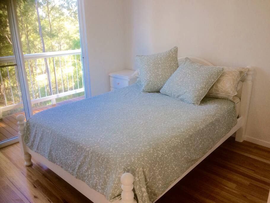 Both Queen/King Rooms have views down into the bush