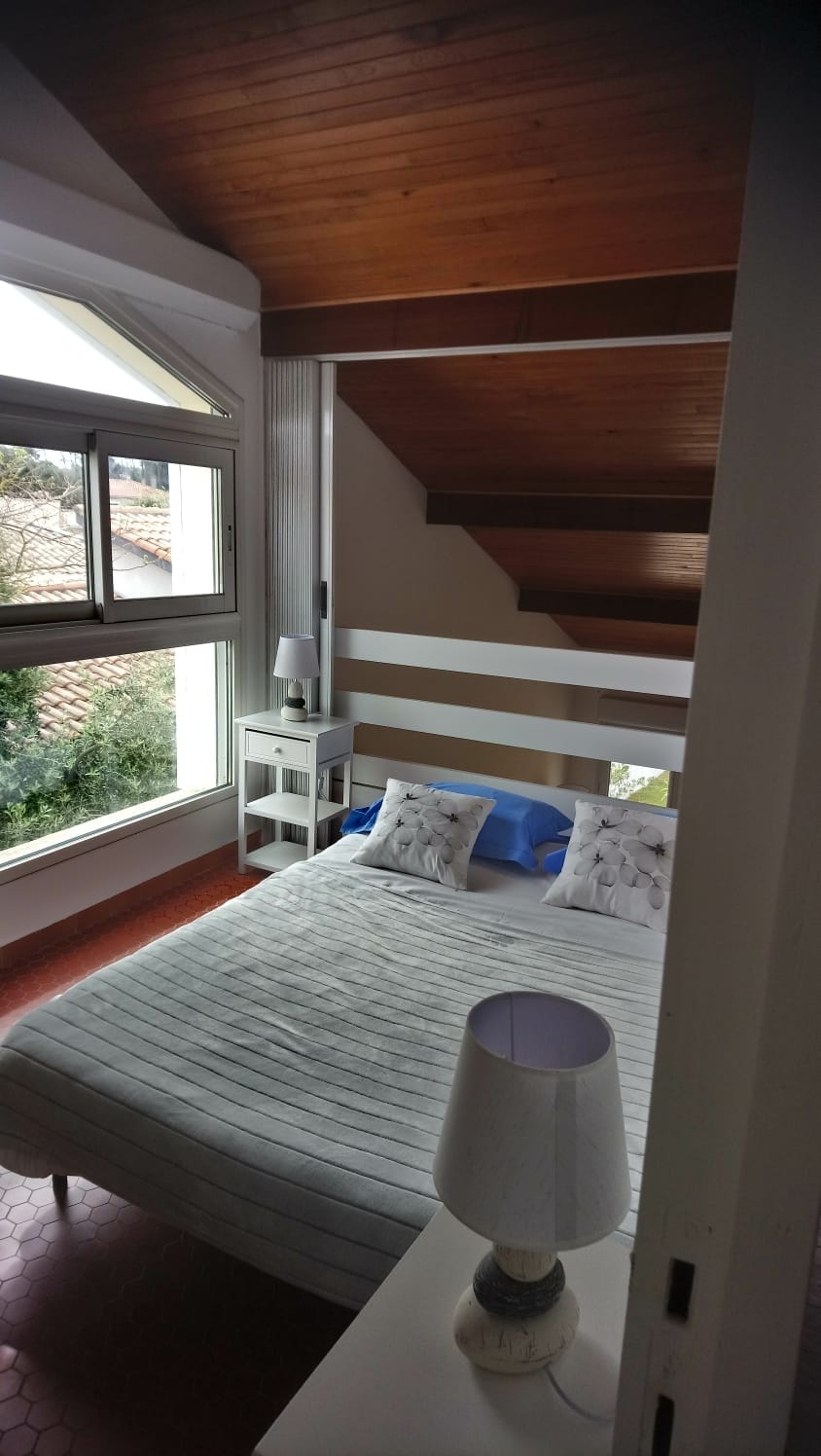 schlafzimmer 3: Das Mezzanine-Schlafzimmer ( es gibt eine Akkordeontür, die in den Boden gezogen wird, um das Zwischengeschoss des Aufenthalts zu isolieren)