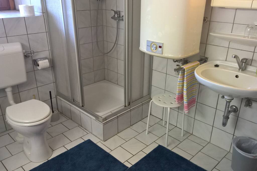 Das zweite Bad mit Dusche, Waschmaschine und Trockner.