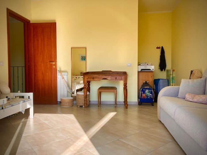 חדר שינה 2: למעלה עם ספה נפתחת זוגית וכיסא נוח