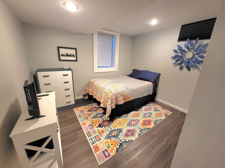 חדר שינה שבו תשהו - ארון גדול בחדר מימין