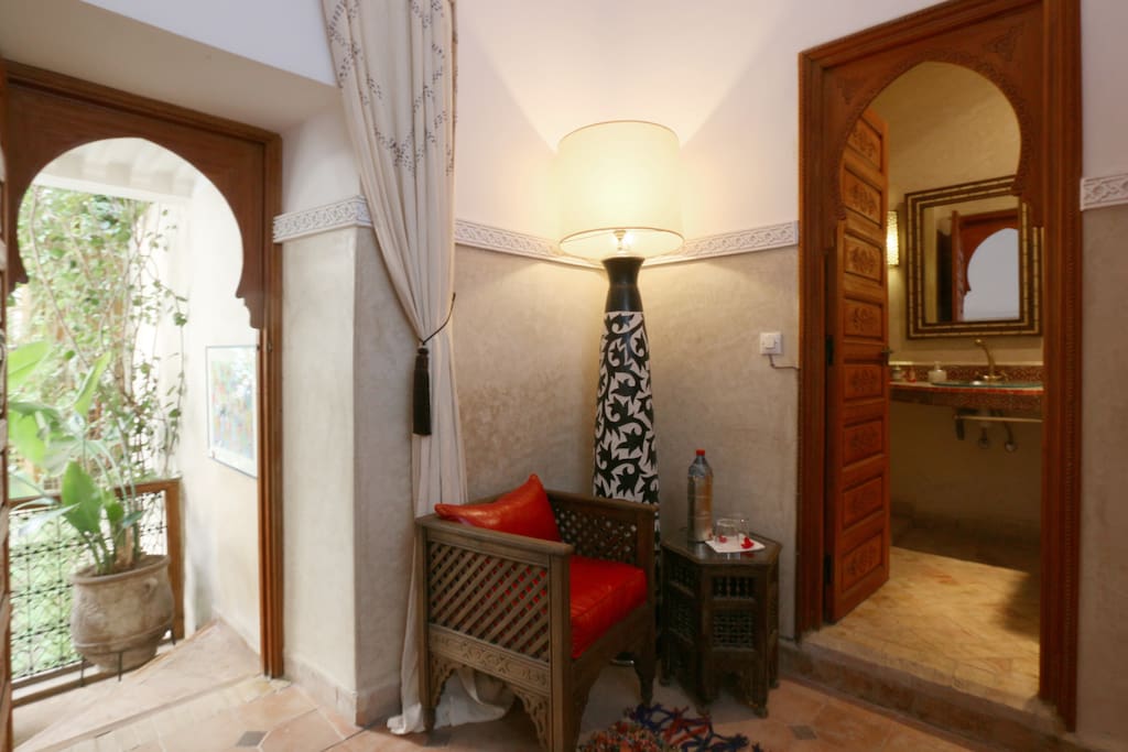 Balcon, sillon zona relaz, baño