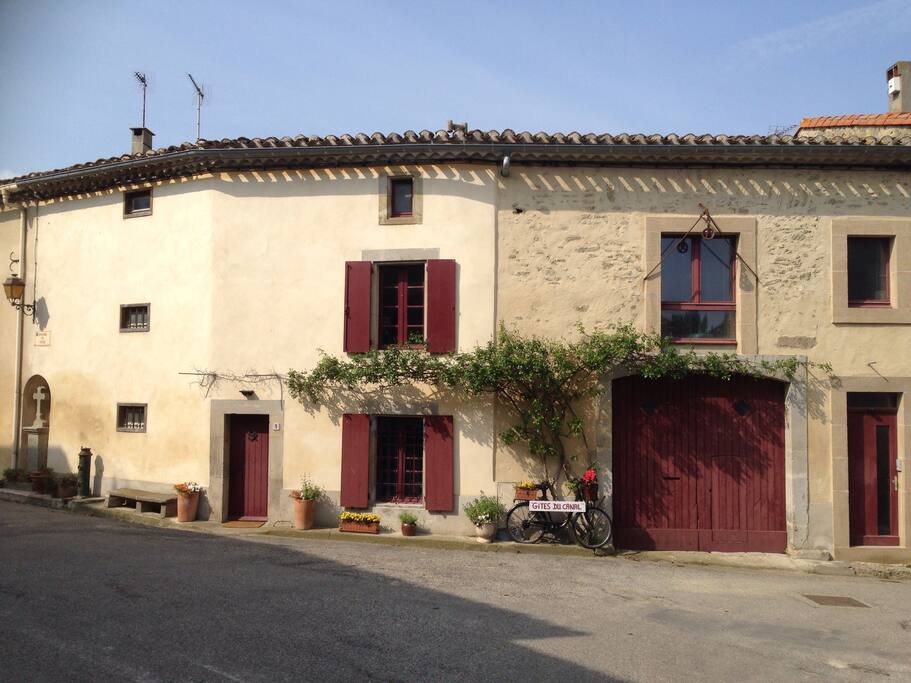 La maison côté rue
L'entrée indépendante des gîtes se trouve à droite du garage