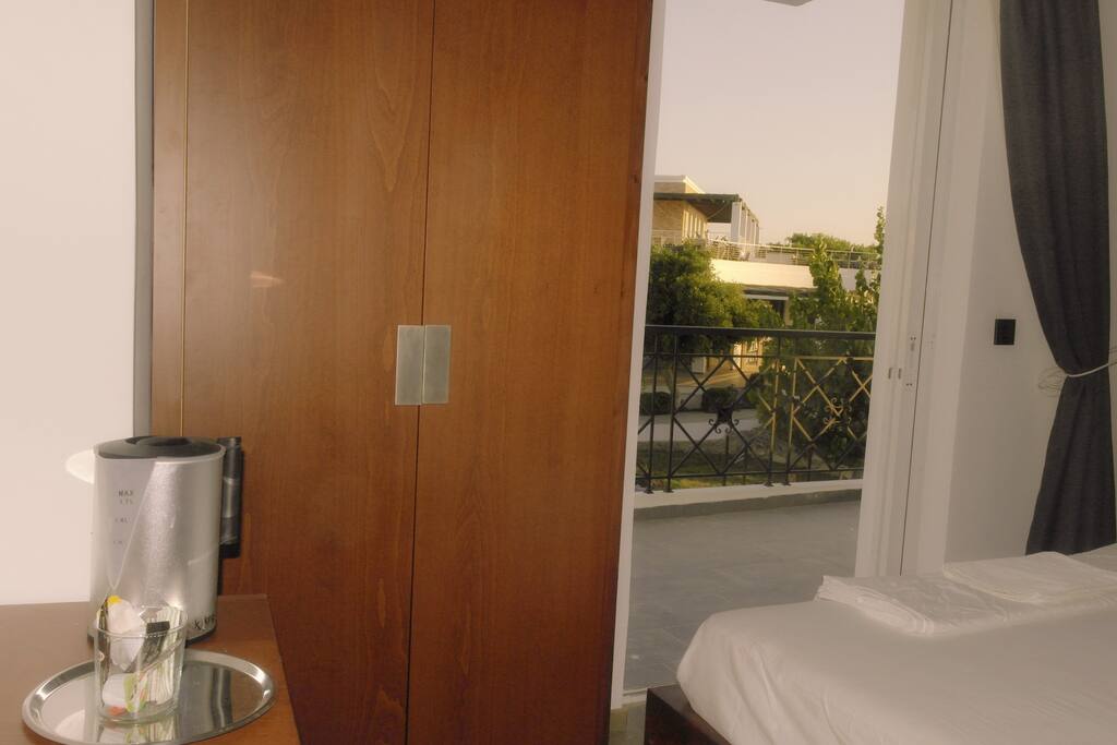 MANGO DOUBLE BED MOUNTAIN VIEW BY THE SEA (ROOM 102)