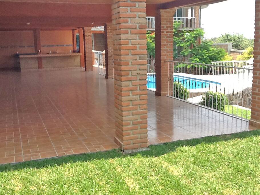 Vista del salón-terraza con capacidad para 80 personas