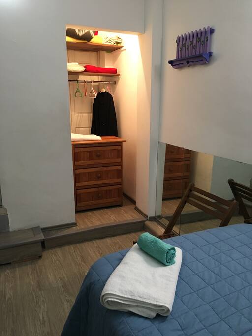 Closet y cajonera ( opcional), perchero.