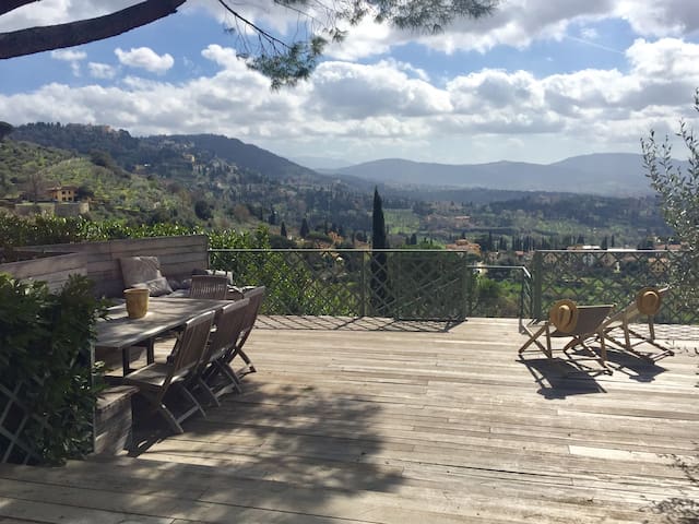 Views & pool 1mile from city center