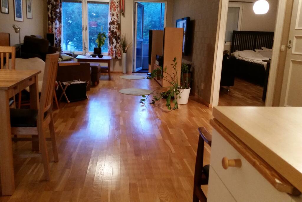 Vardagsrummet/matplats. Ljus och öppen planlösning mellan vardagsrum, kök och matplats. Rymlig soffa samt matplats med plats för fyra.