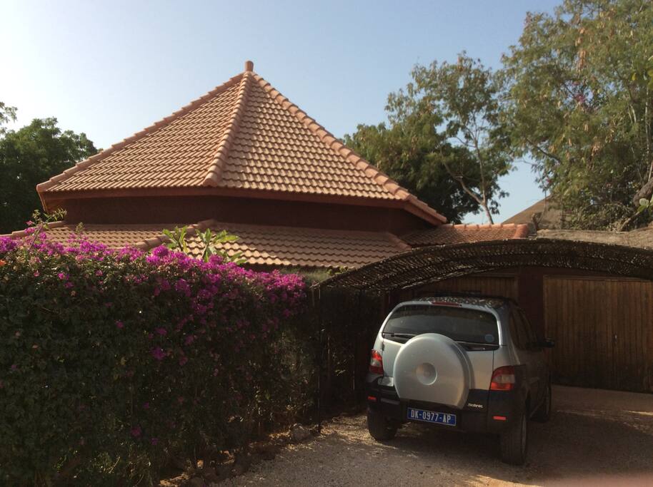 maison hexagonale, parking ombragé