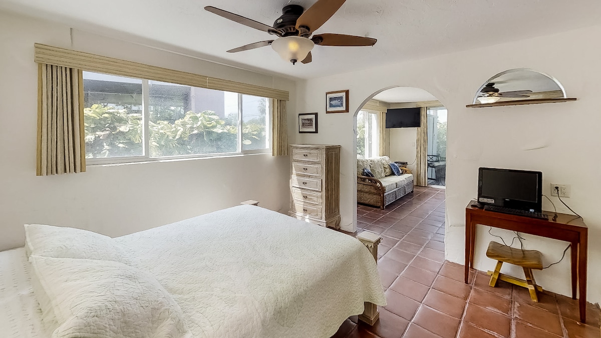 Mirando a la sala de estar desde el dormitorio